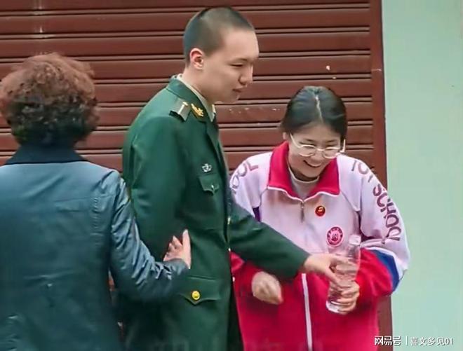 喝被母亲刘滨一把拉开俩孩子真调皮开元棋牌毛东东和妹妹毛甜懿争水(图1)